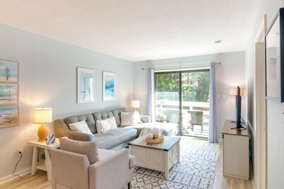 Walk to Beach: Condo w/ Balcony in Hilton Head!