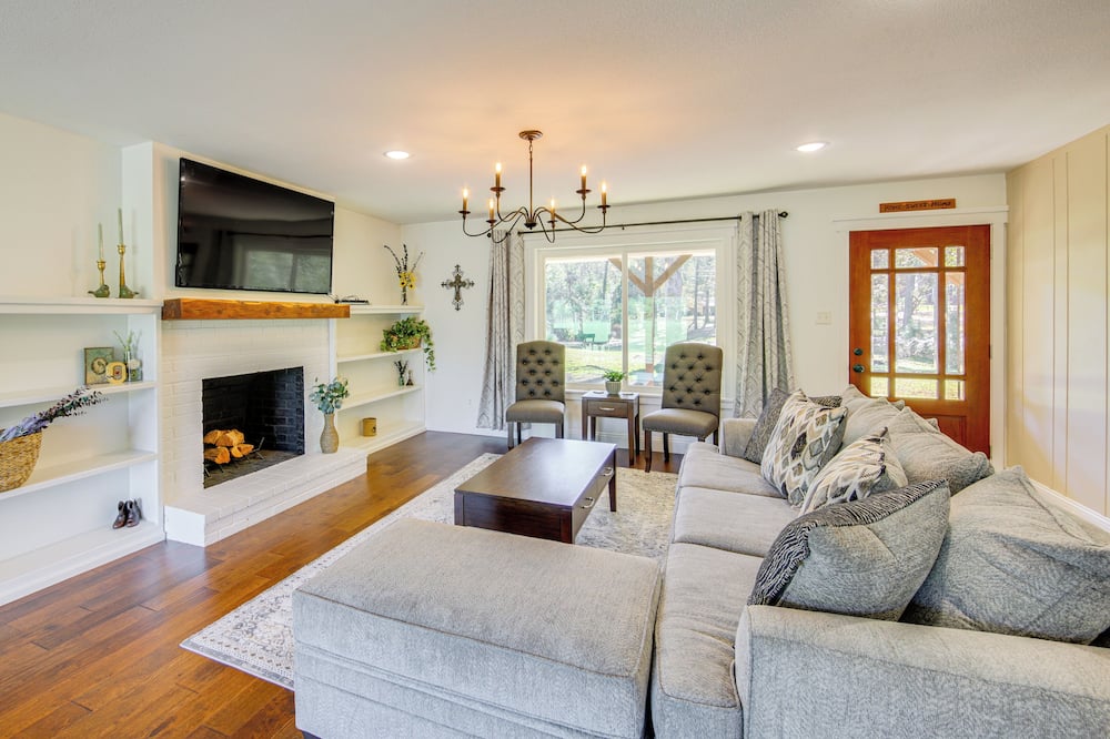Fire Pit & Grill: Tyler Home on 5 Acres! - Overton, TX