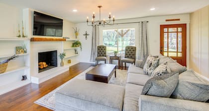 Fire Pit & Grill: Tyler Home on 5 Acres!