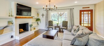 Fire Pit & Grill: Tyler Home on 5 Acres!