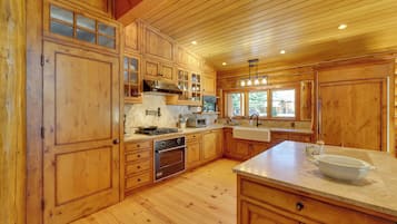 House (5 Bedrooms) | Interior