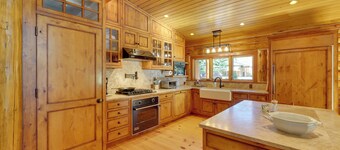 Sun Valley Log Home w/ Hot Tub & Mtn Views!