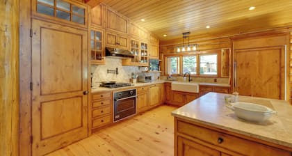 Sun Valley Log Home w/ Hot Tub & Mtn Views!