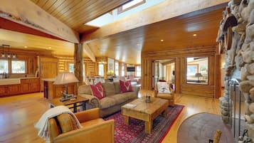 House (5 Bedrooms) | Interior