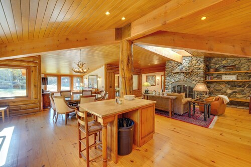 Sun Valley Log Home w/ Hot Tub & Mtn Views!