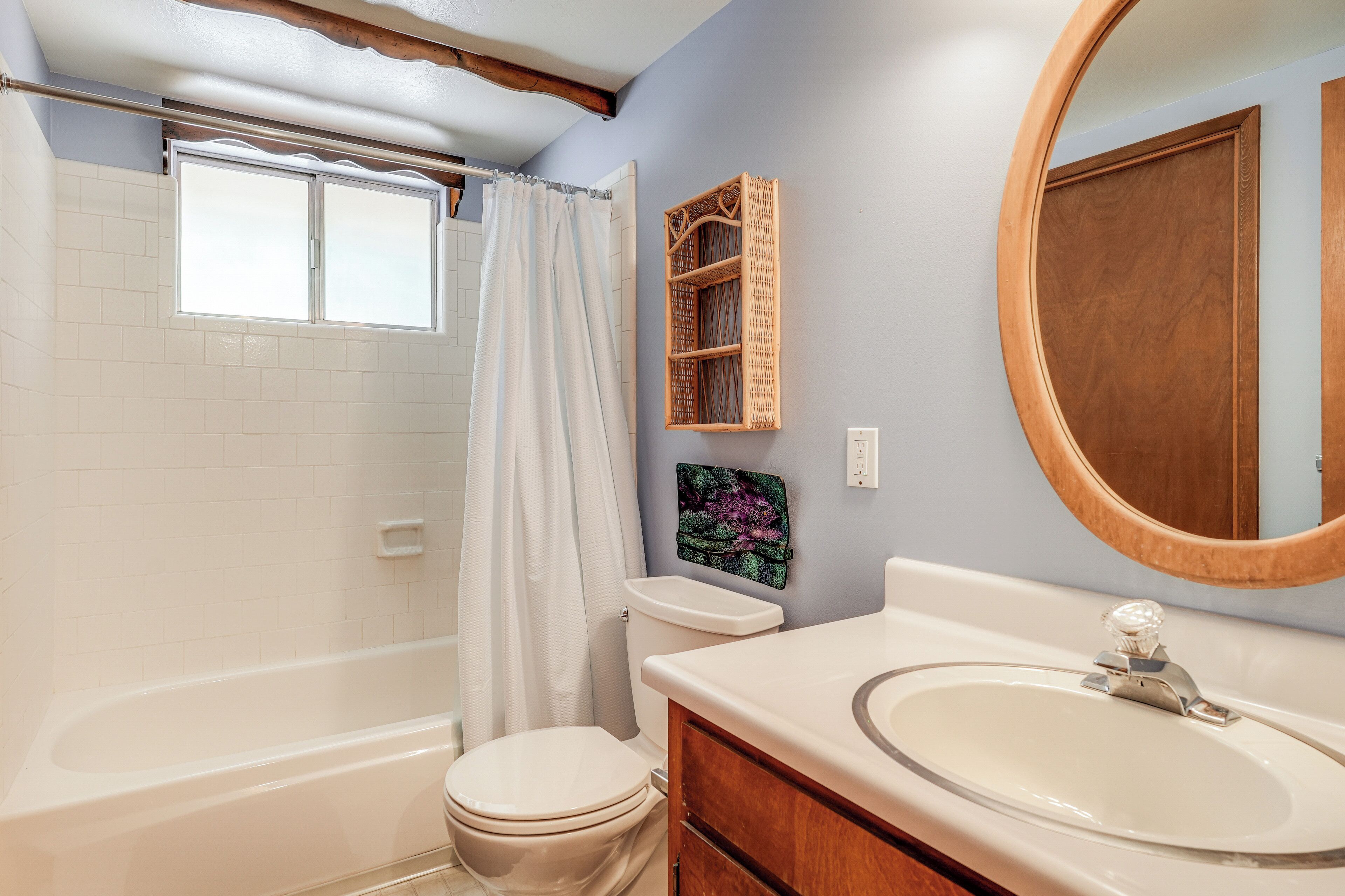 Un baño con bañera, inodoro y lavabo.