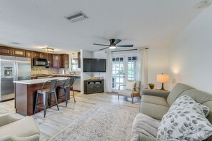 House (3 Bedrooms) | Living area | Books