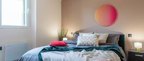 1 chambre, fer et planche à repasser, lit de bébé portatif