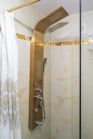Een douche, een haardroger, een bidet, handdoeken