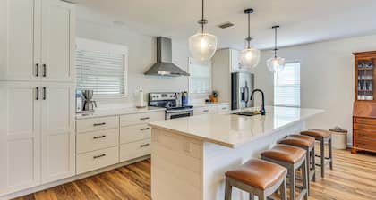 6 Mi to Beaches: Modern Bradenton Getaway!