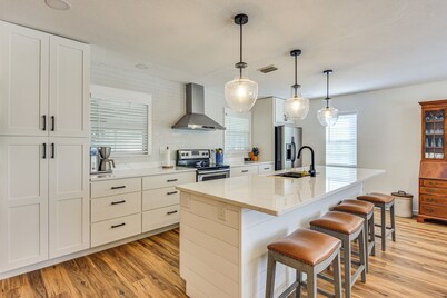 距海滩6英里：布雷登顿现代度假屋！