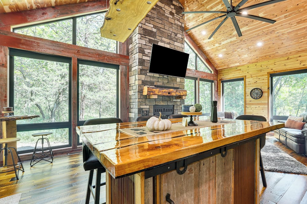 Galena Cabin on 20 Acres: 5 Mi to Downtown! - Andrew, IA