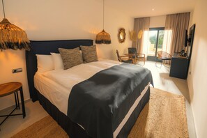 豪華雙人房, 部分海景 | 客房內保險箱、書桌、筆電工作空間、熨斗/熨衣板