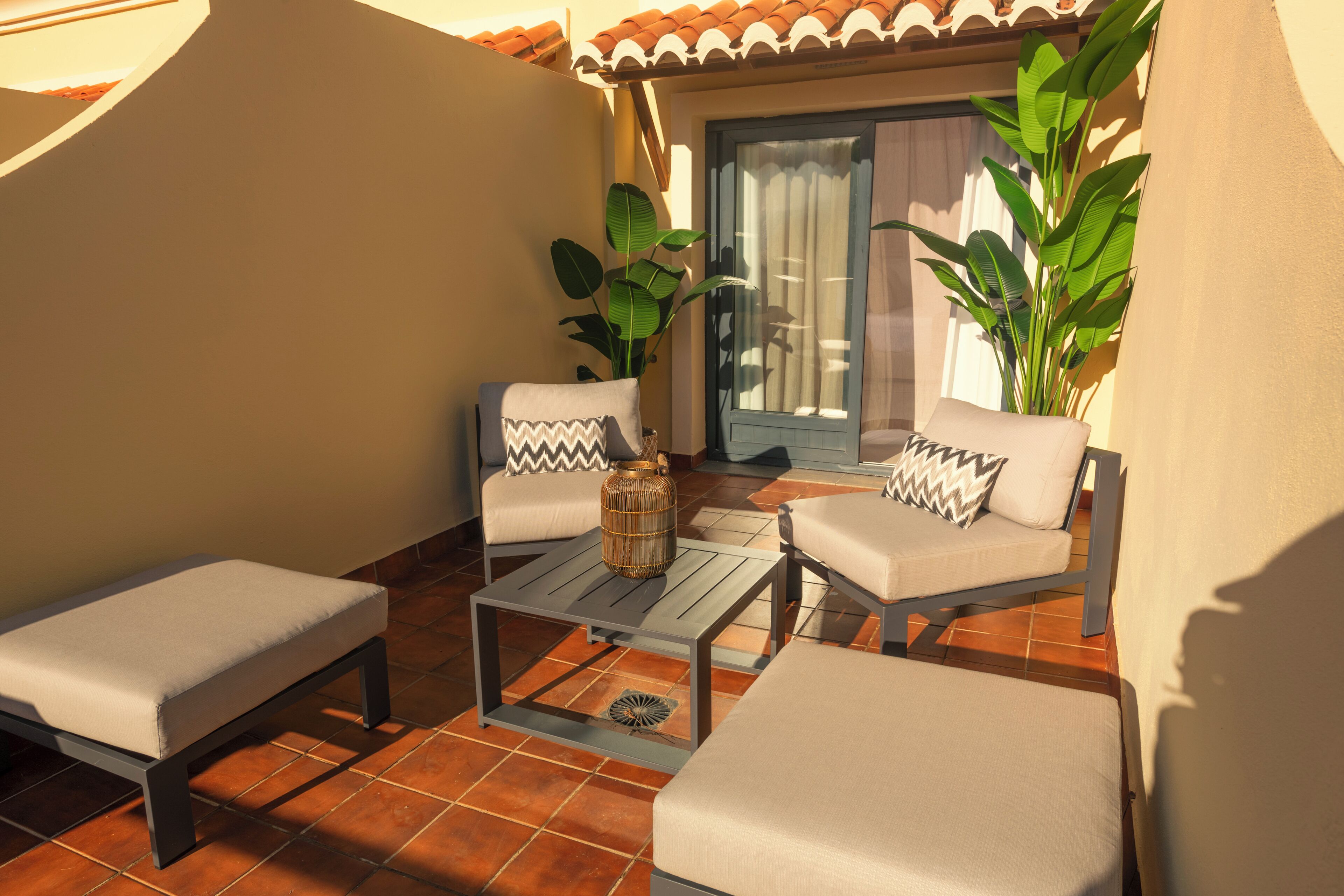 Deluxe tweepersoonskamer, gedeeltelijk uitzicht op zee | Een kluis op de kamer, een bureau, een laptopwerkplek