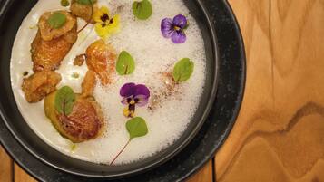 Un plato con comida y detalles decorativos.