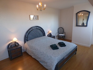 Room - Escapade Sarah, Duplex Apartment (Fort-Mahon-Plage)