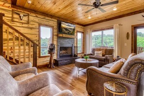 Smart TV, chimenea y estéreo 