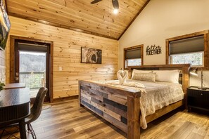 2 soverom, skrivebord, strykejern/-brett og wi-fi (inkludert)