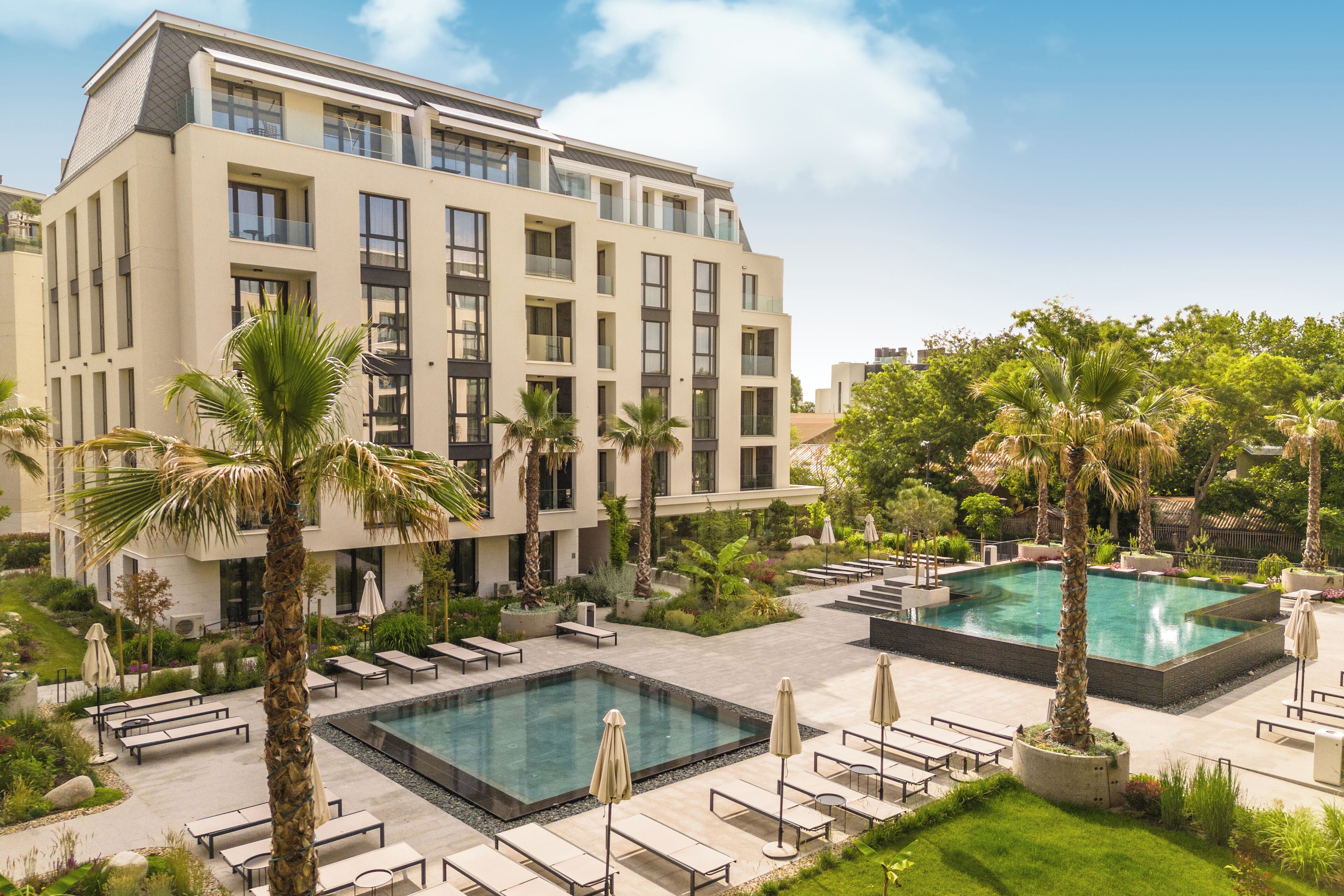 Deluxe Suite, 1 Bedroom, Balcony, Pool View | Pemandangan dari bilik