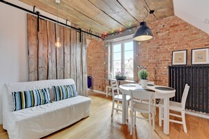 Standard Apartment, 2 Bedrooms, City View | Ruang tamu | 81 cm televisyen skrin rata dengan kabel 