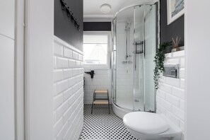 Appartement Standard, 2 chambres, vue sur la ville | Salle de bain | Douche, articles de toilette (gratuits), séchoir à cheveux, bidet
