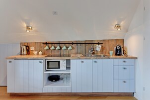 Standard Apartment, 2 Bedrooms, City View | Dapur kecil peribadi | Peti sejuk mini, ketuhar gelombang mikro, ketuhar, dapur 