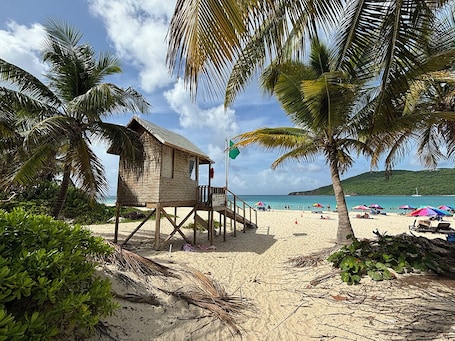 Sun-loungers, beach towels. Relax & Unwind with Stunning Views at La Vista apartment in gorgeous Culebra