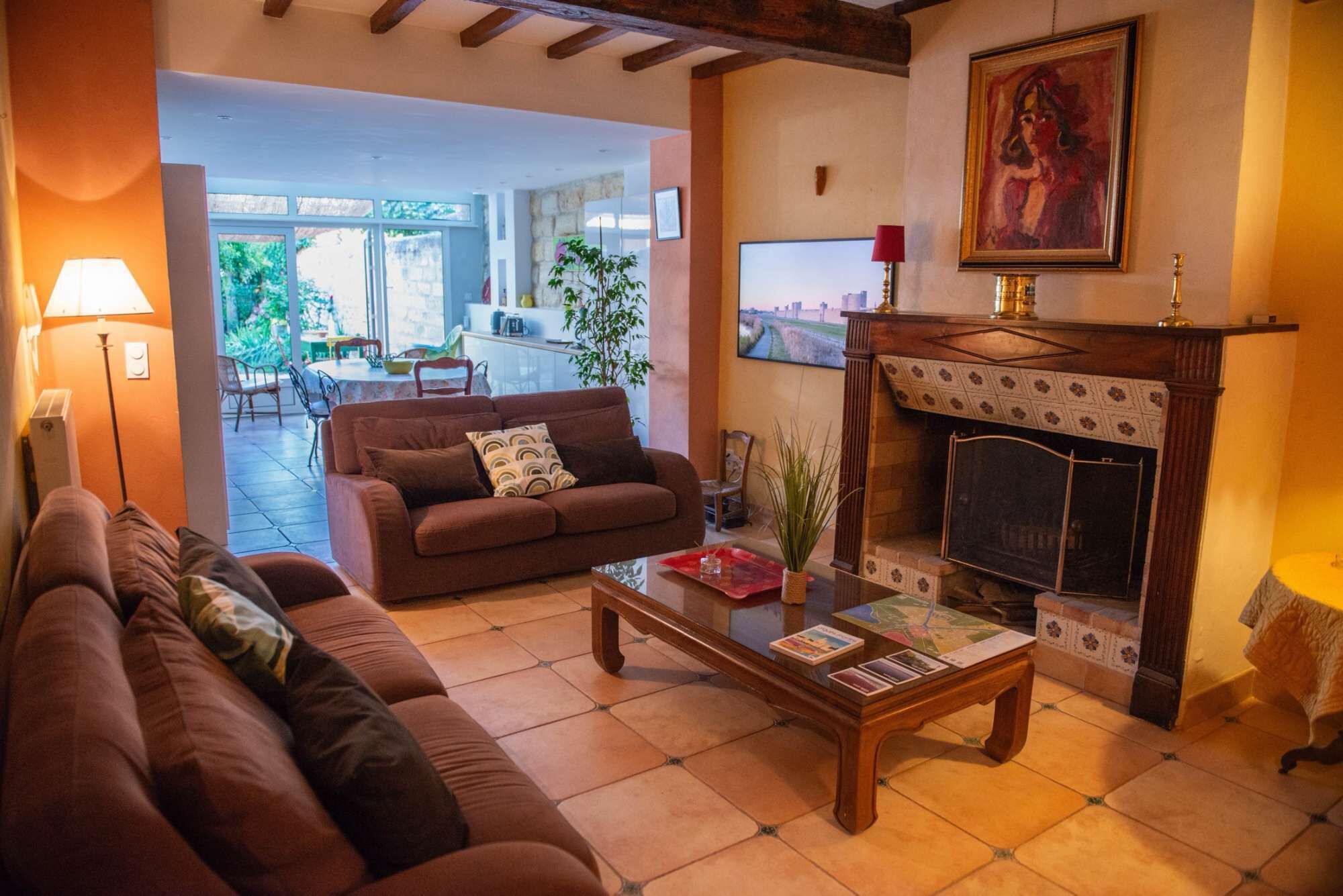 Televisie, een open haard en boeken