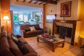 Télévision, cheminée, livres