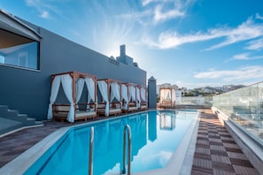 Una piscina al aire libre de temporada