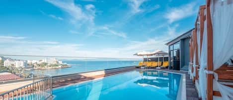Una piscina al aire libre de temporada