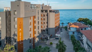 Un hôtel moderne, doté de plusieurs étages et de balcons, appelé « Jura Hotels Beach ».