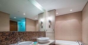 Bathroom - LUX  The Palm Atlantis View Suite (Dubai)