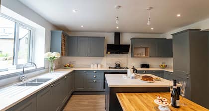 Throwley; woodland lodge for 14 with 2 hot tubs in the Staffordshire Moorlands