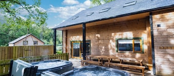 Throwley; woodland lodge for 14 with 2 hot tubs in the Staffordshire Moorlands