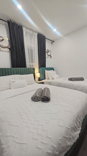 3 habitaciones, tabla de planchar con plancha, wifi y ropa de cama 