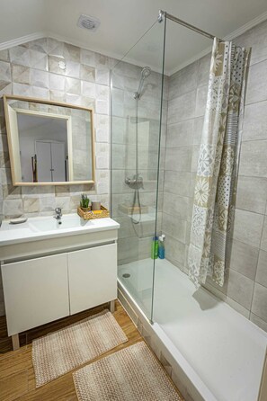 Douche, sèche-cheveux, bidet, serviettes fournies