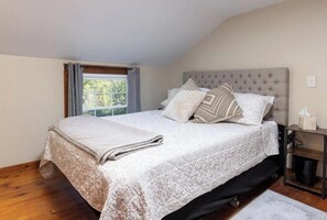 3 bedrooms, desk, iron/ironing board, free WiFi - High Street Hideaway (Athol)