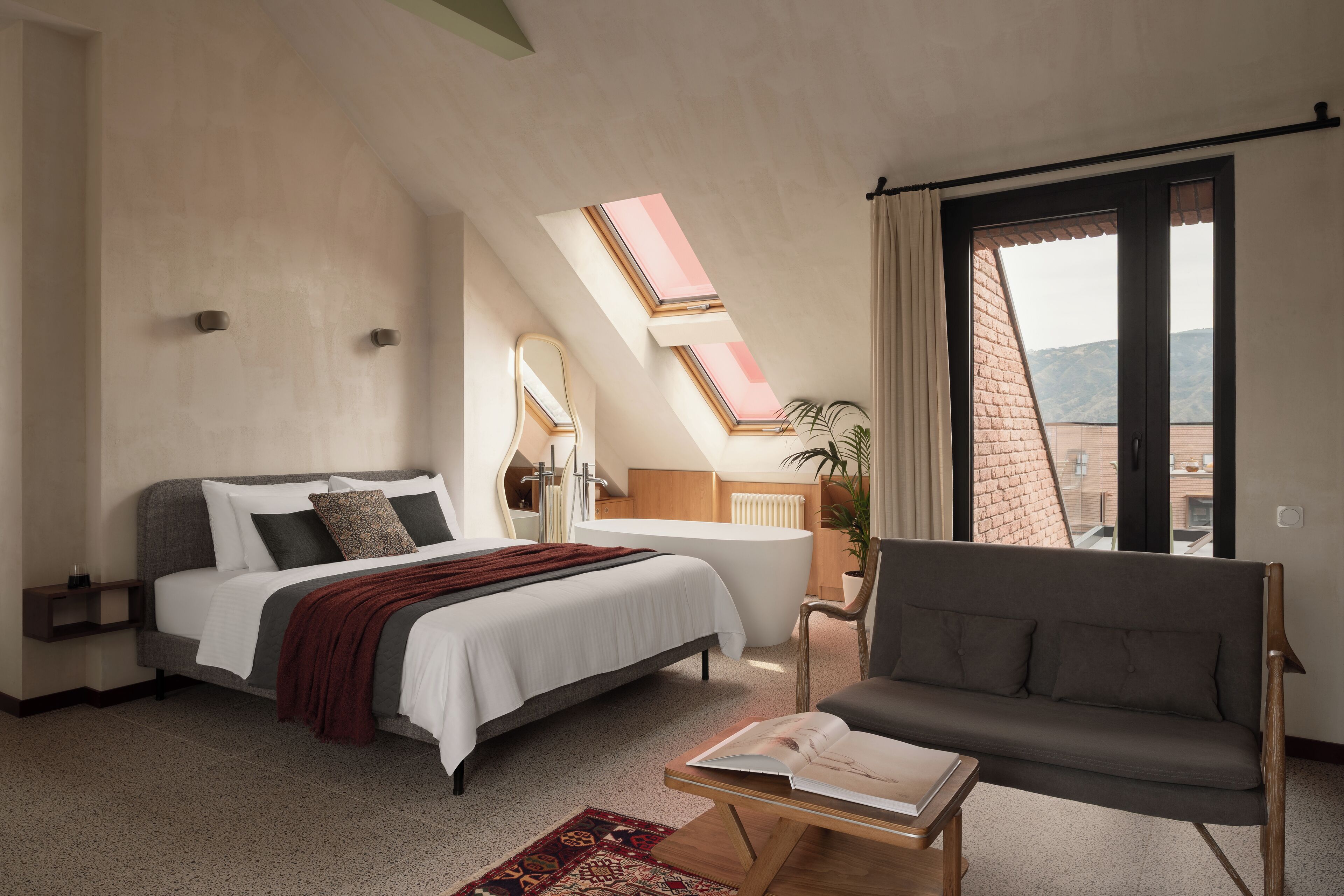 디자인 스튜디오, 발코니, 시내 전망 | 거실 공간 | 디지털 채널 시청이 가능한 40인치 스마트 TV