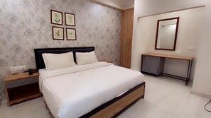Deluxe Double Room | Desk, laptop workspace, free WiFi - Hotel Majesty inn (Jaipur)