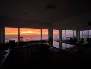 冷蔵庫、電子レンジ、オーブン、コンロ