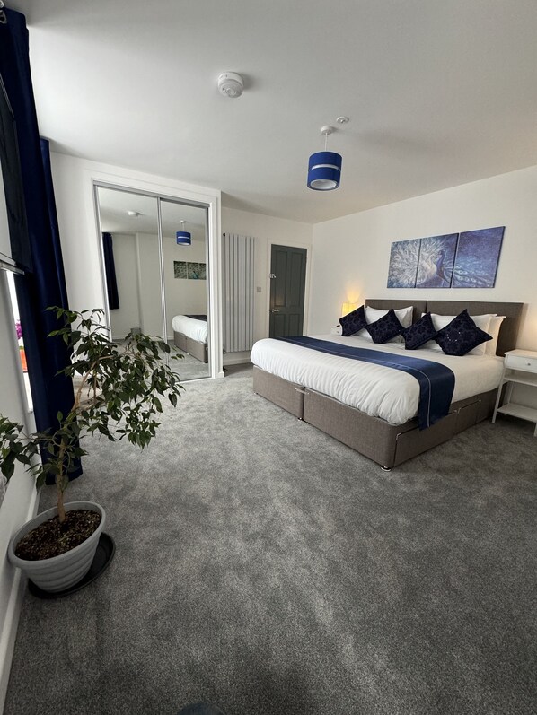 4 bedrooms, free WiFi, bed sheets - Luxury 2 Bed Apartment in Llandovery (Llandovery)