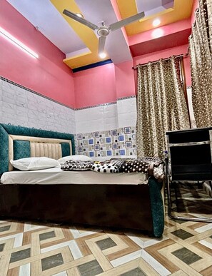 Down duvets, soundproofing, free WiFi, bed sheets - Hotel Jaipur Palace (New Delhi)
