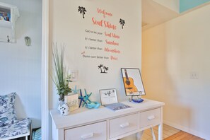 Interior - 3 bedroom, 2 bath, pet friendly home with private heated pool near AMI! (Bradenton)