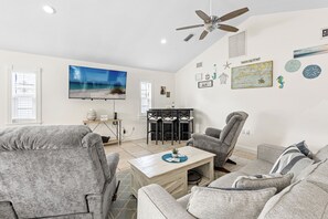 TV connectée, livres, chaîne hi-fi