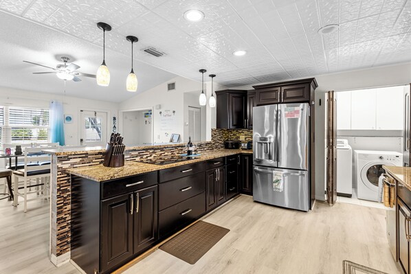 冷蔵庫、電子レンジ、オーブン、コンロ