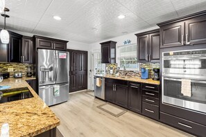 冷蔵庫、電子レンジ、オーブン、コンロ