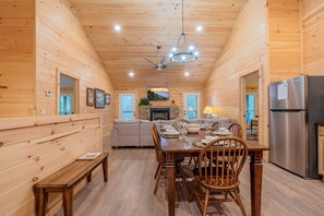 Cabane, 4 chambres | Restauration
