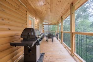 キャビン 4 ベッドルーム | 屋外ダイニングエリア