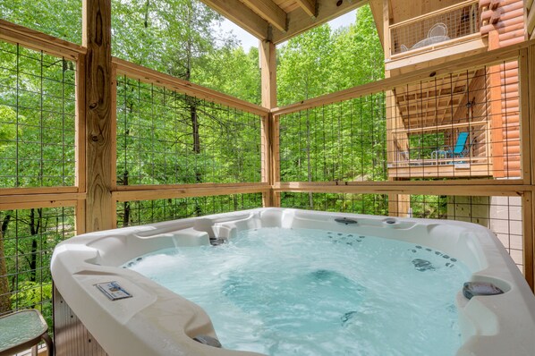 Outdoor spa tub - 211 Misty Mountain Getaway 4 Bedroom Cabin (Gatlinburg)